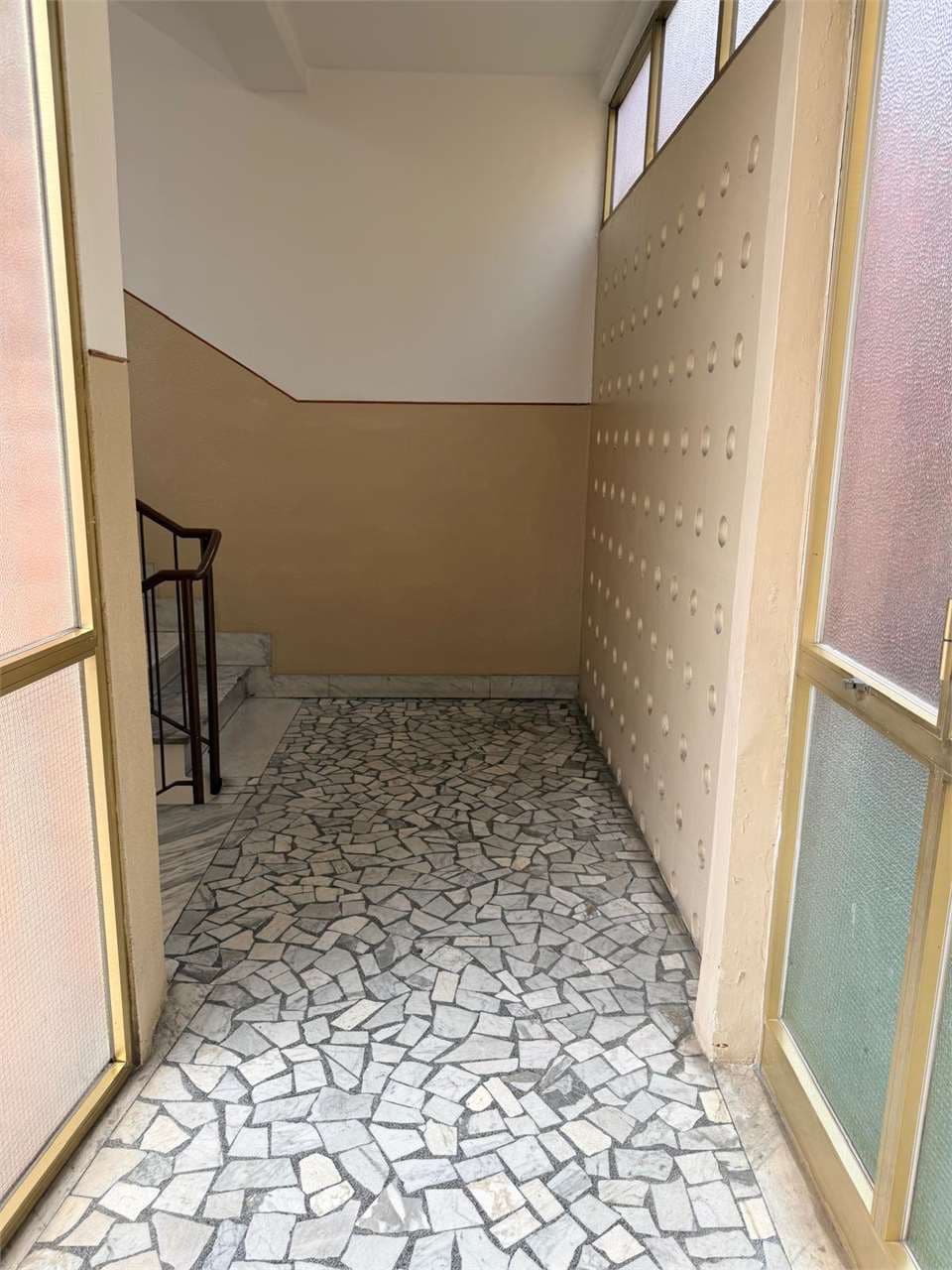VENDESI APPARTAMENTO IN VIA IV NOVEMBRE 37 - Foto 2